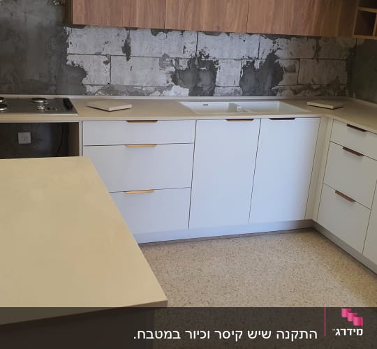 משטחי שיש במטבח מודרני עם ארונות לבנים